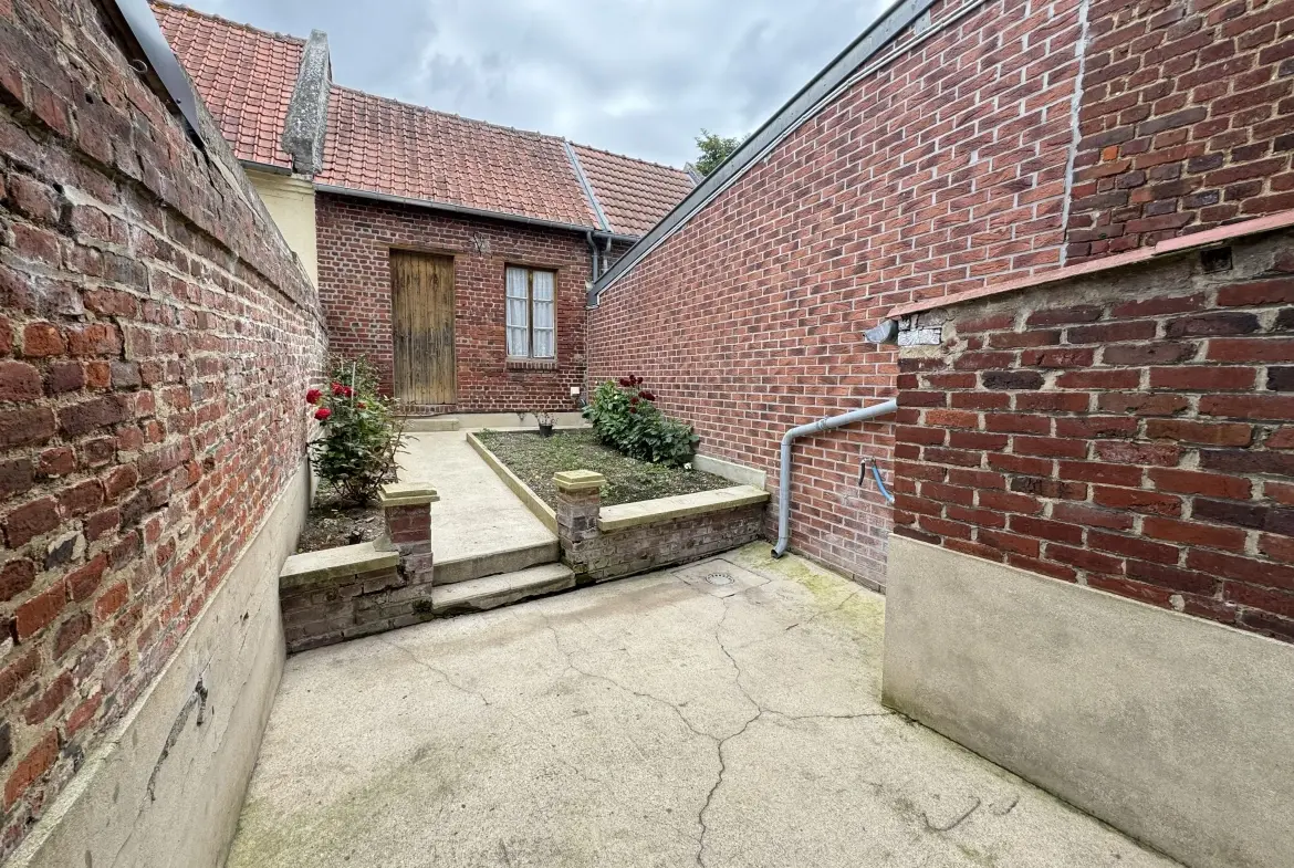 Maison de ville en centre-ville de Moreuil avec jardin et annexes 