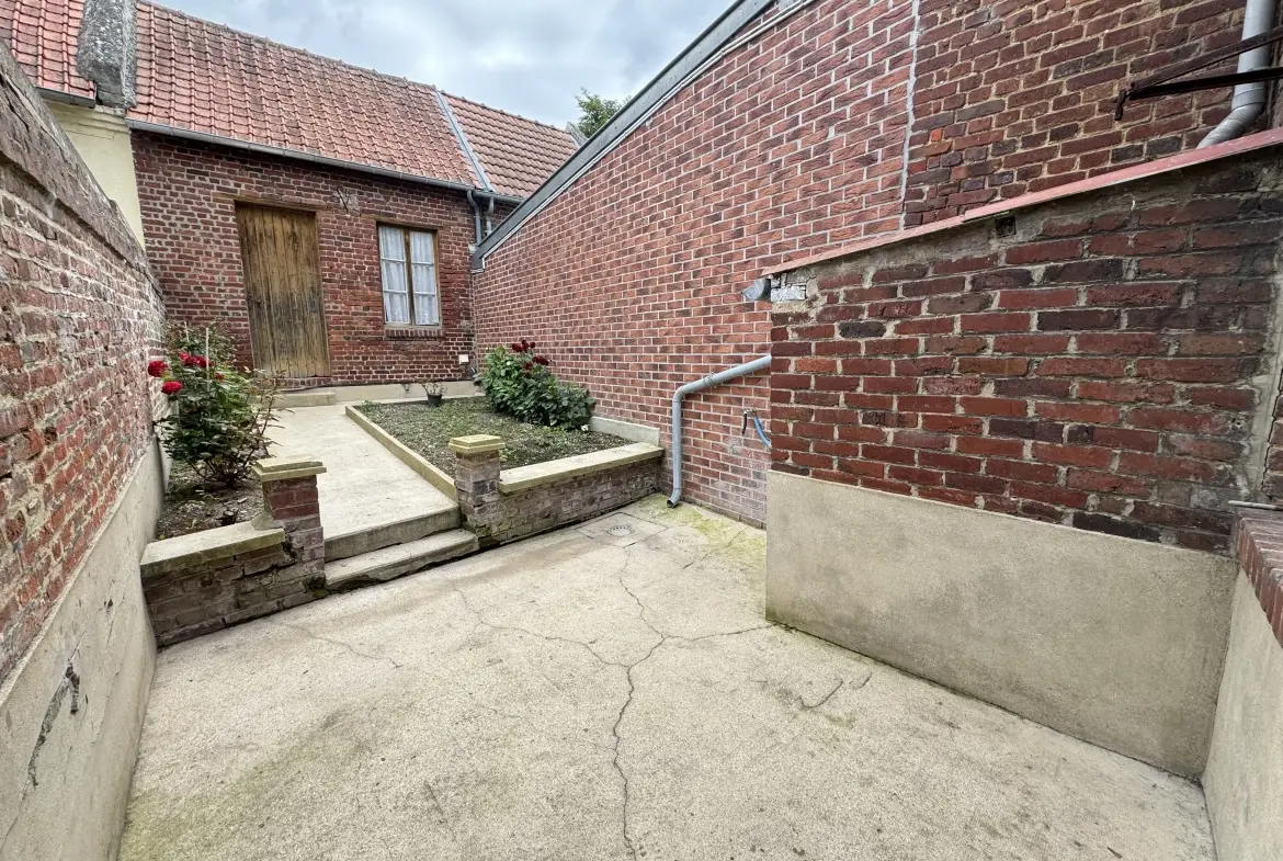 Maison de ville en centre-ville de Moreuil avec jardin et annexes 