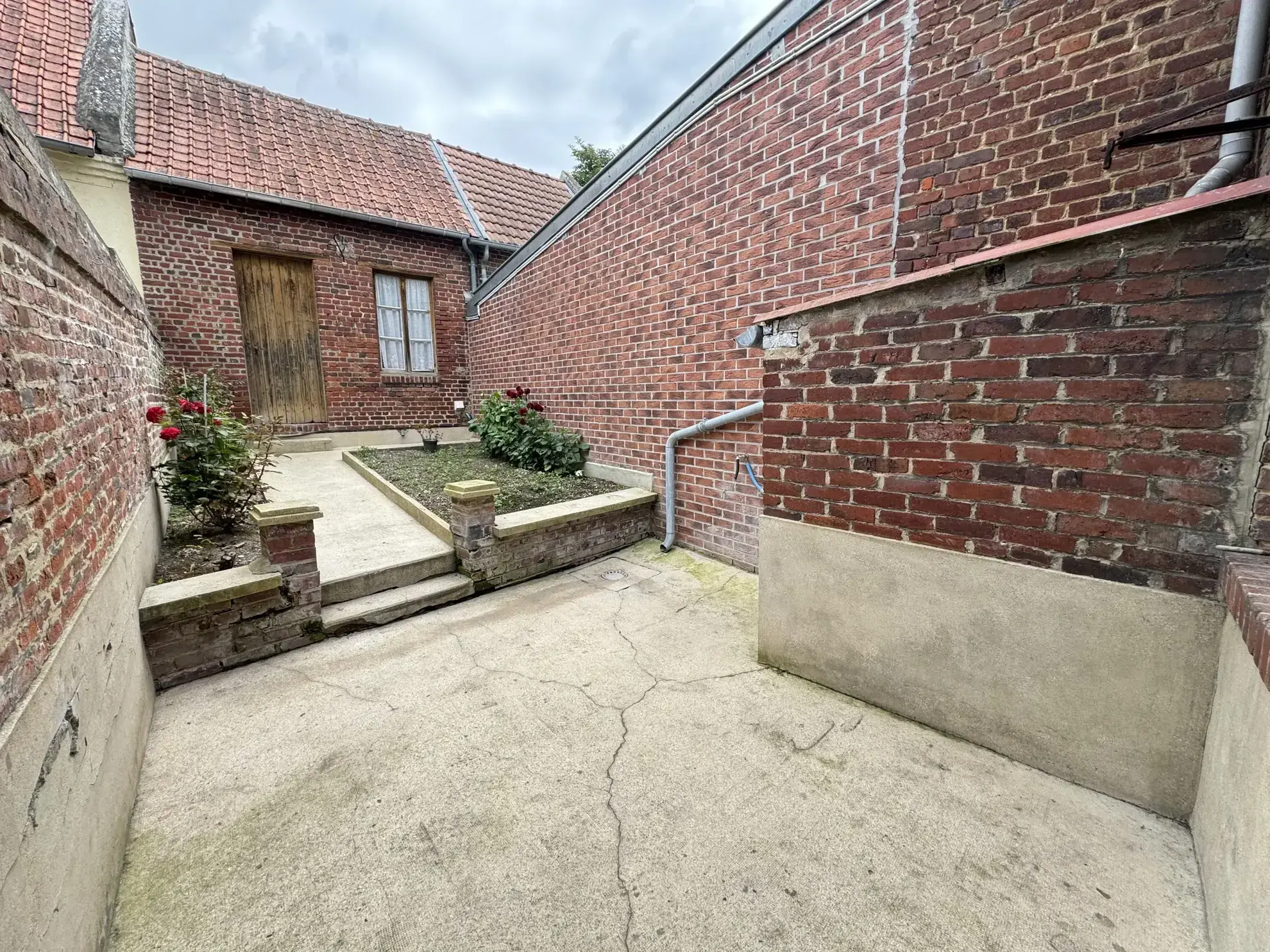 Maison de ville en centre-ville de Moreuil avec jardin et annexes 