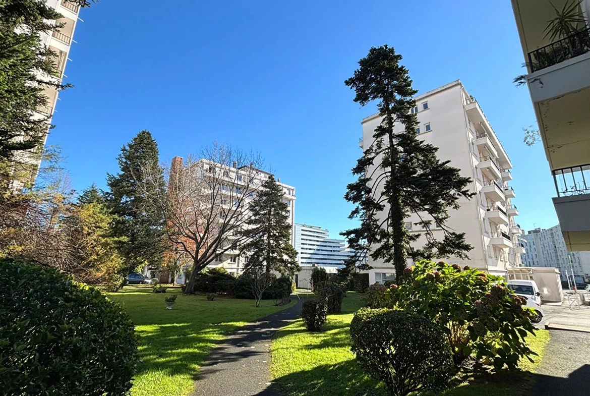 Appartement 3 pièces de 70 m² à Anglet Bernain avec balcon et cave 