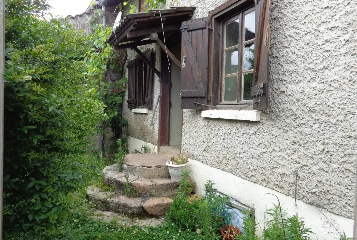 Maison de campagne à Lamure-sur-Azergues - Maison en pierre avec terrain et potentiel 