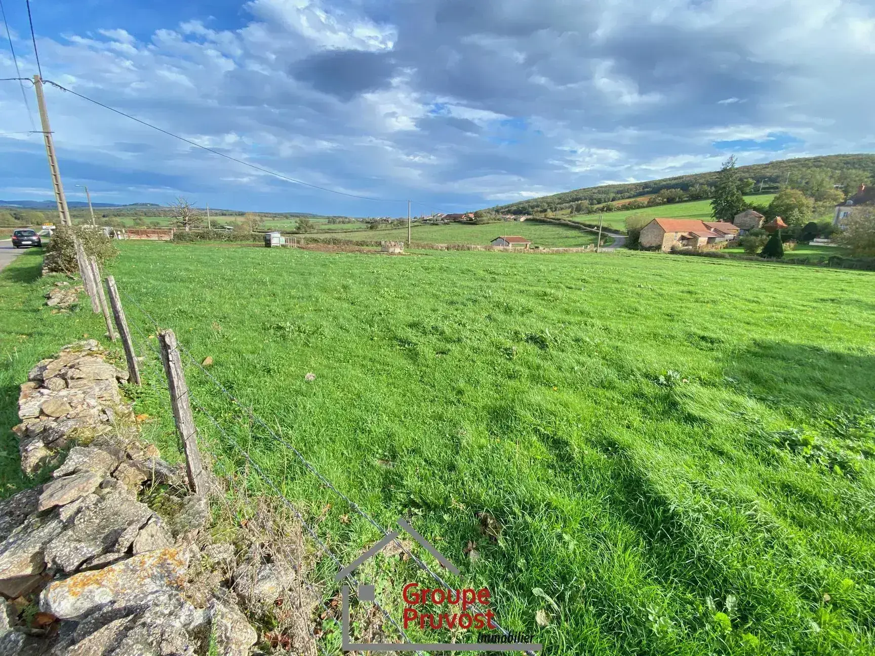 Terrain constructible à vendre à Cluny avec vue dégagée et viabilités en bordure 