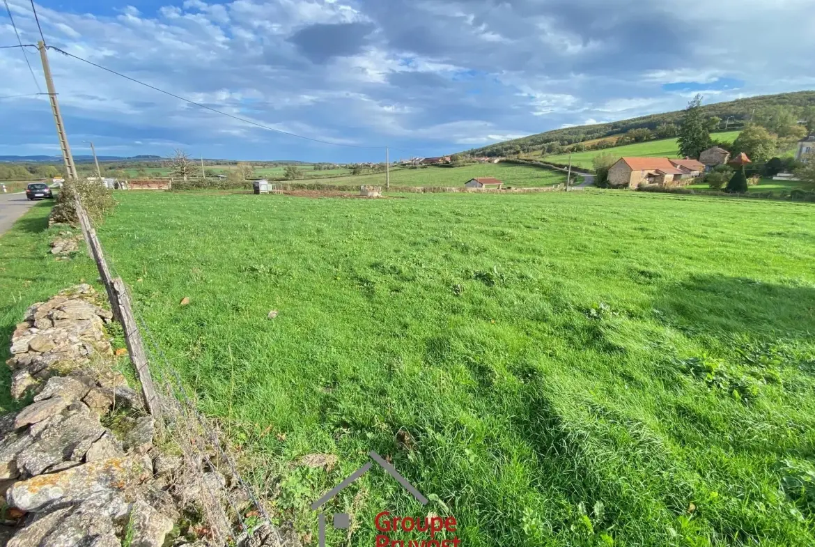 Terrain constructible à vendre à Cluny avec vue dégagée et viabilités en bordure 