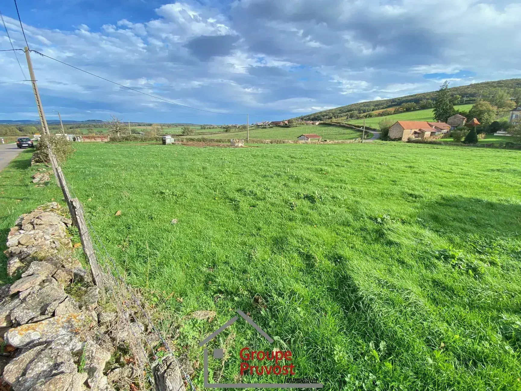 Terrain constructible à vendre à Cluny avec vue dégagée et viabilités en bordure 