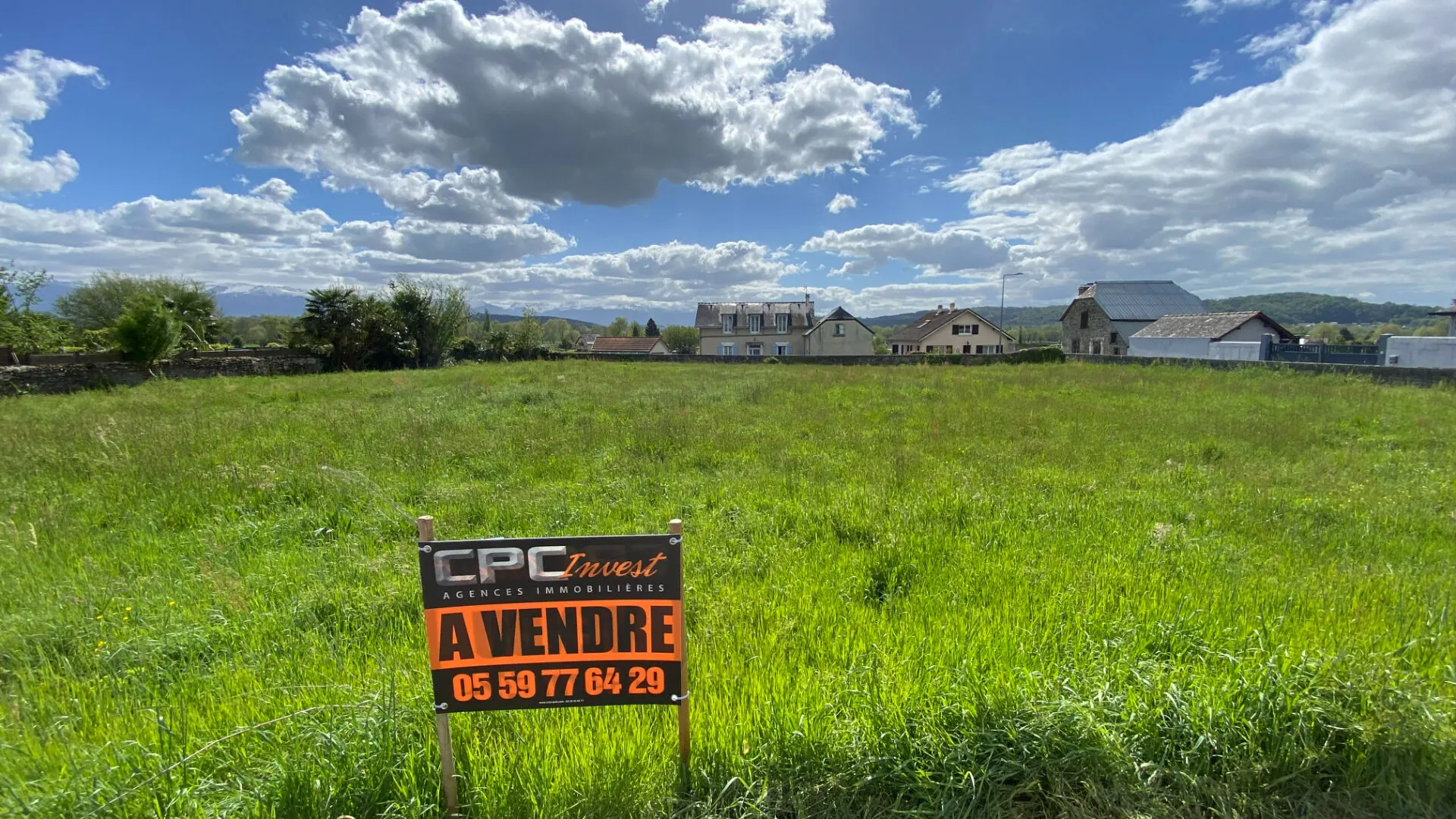 Terrain constructible à Bordes avec viabilités et vue sur montagnes 