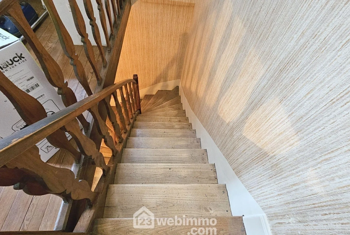Belle bâtisse de 264 m² à rénover au cœur du château de Rumont, La Chapelle-la-Reine 