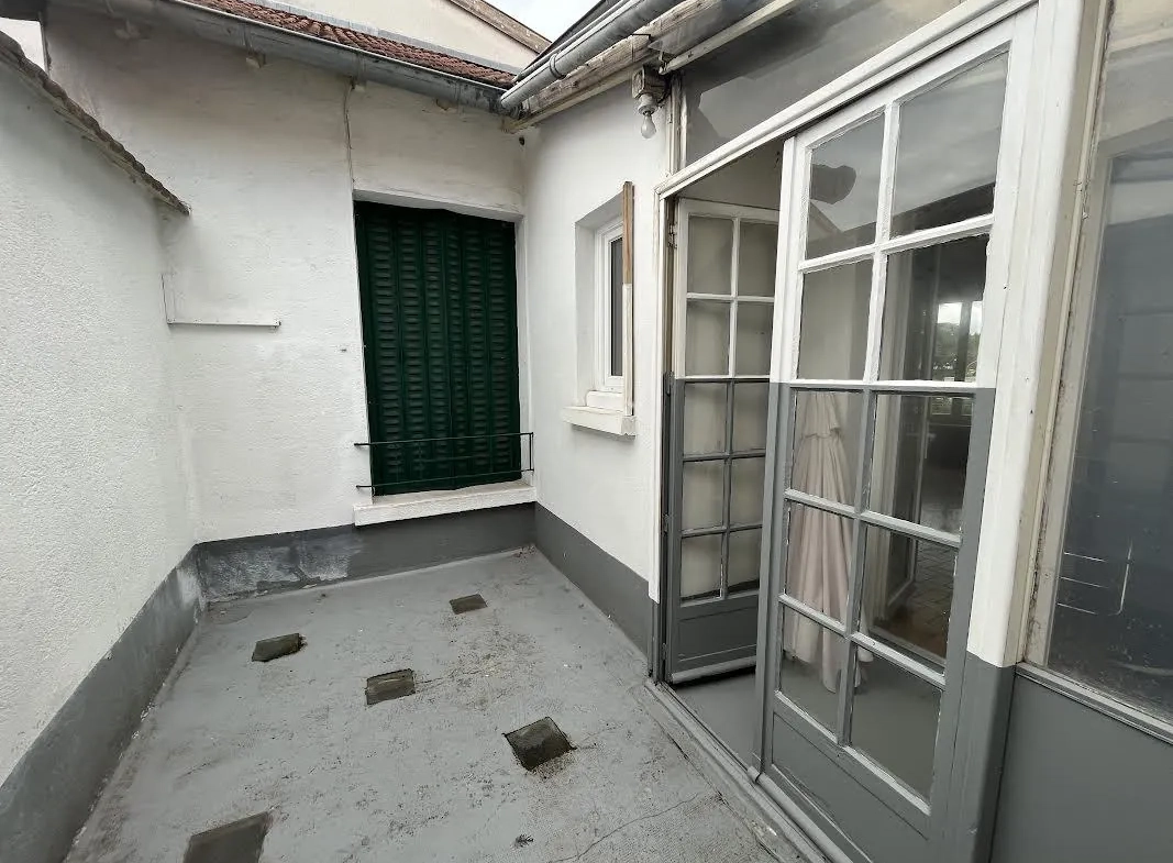 Maison de ville avec terrasse et garage au centre de Roanne 