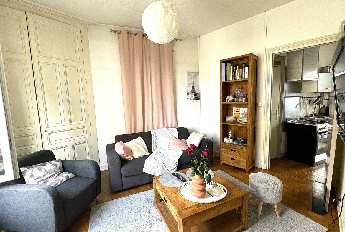 Maison de ville avec terrasse et garage au centre de Roanne 