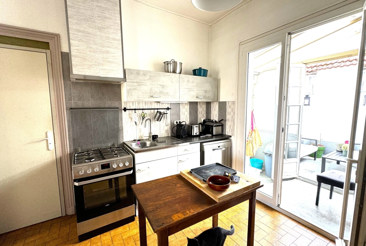 Maison de ville avec terrasse et garage au centre de Roanne 