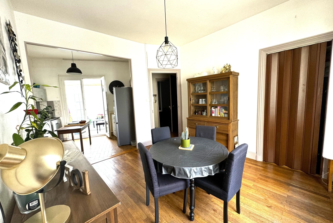 Maison de ville avec terrasse et garage au centre de Roanne 