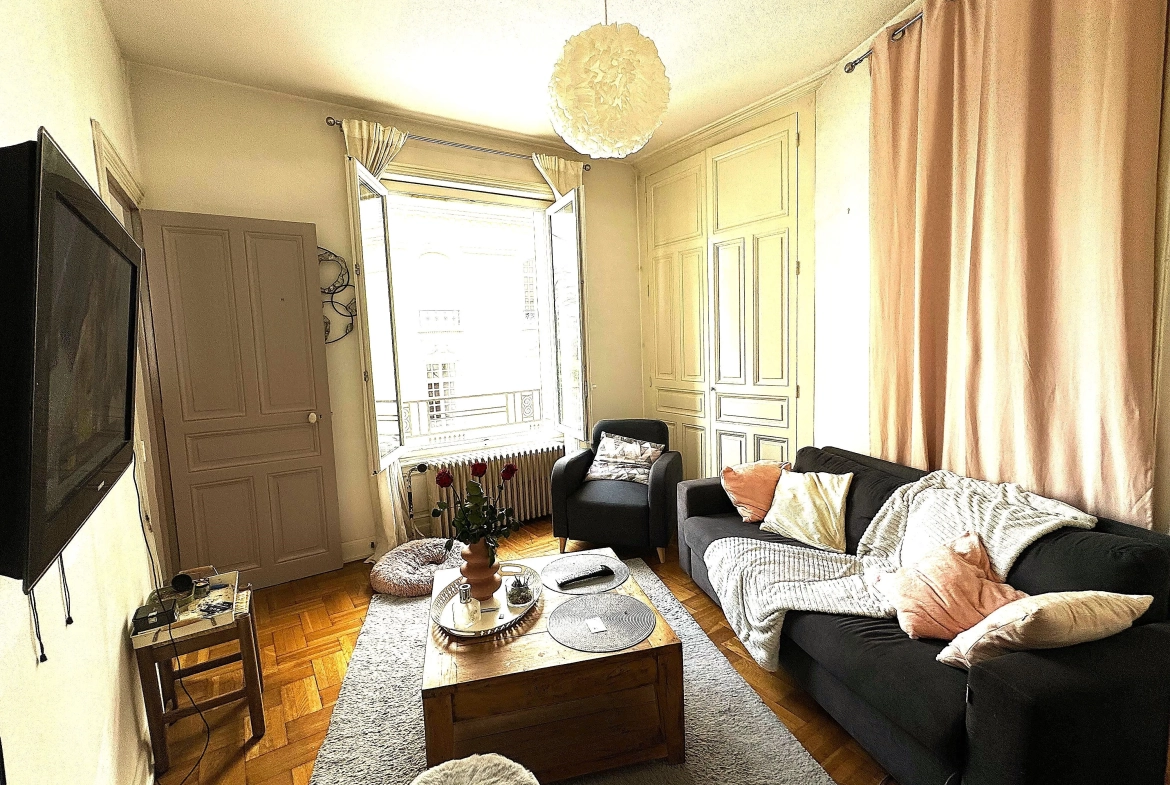 Maison de ville avec terrasse et garage au centre de Roanne 