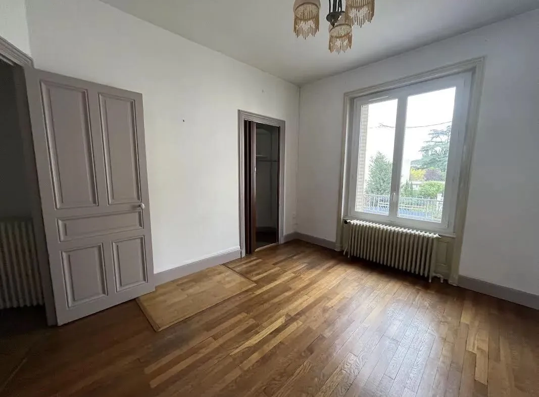 Maison de ville avec terrasse et garage au centre de Roanne 