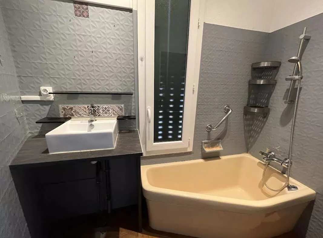 Maison de ville avec terrasse et garage au centre de Roanne 