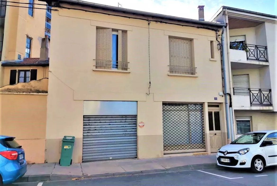 Maison de ville avec terrasse et garage au centre de Roanne 
