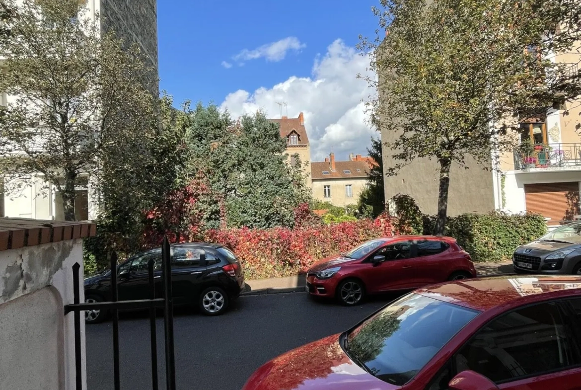 Terrain constructible de 261 m² à Vichy, proche parcs et CAVILAM 