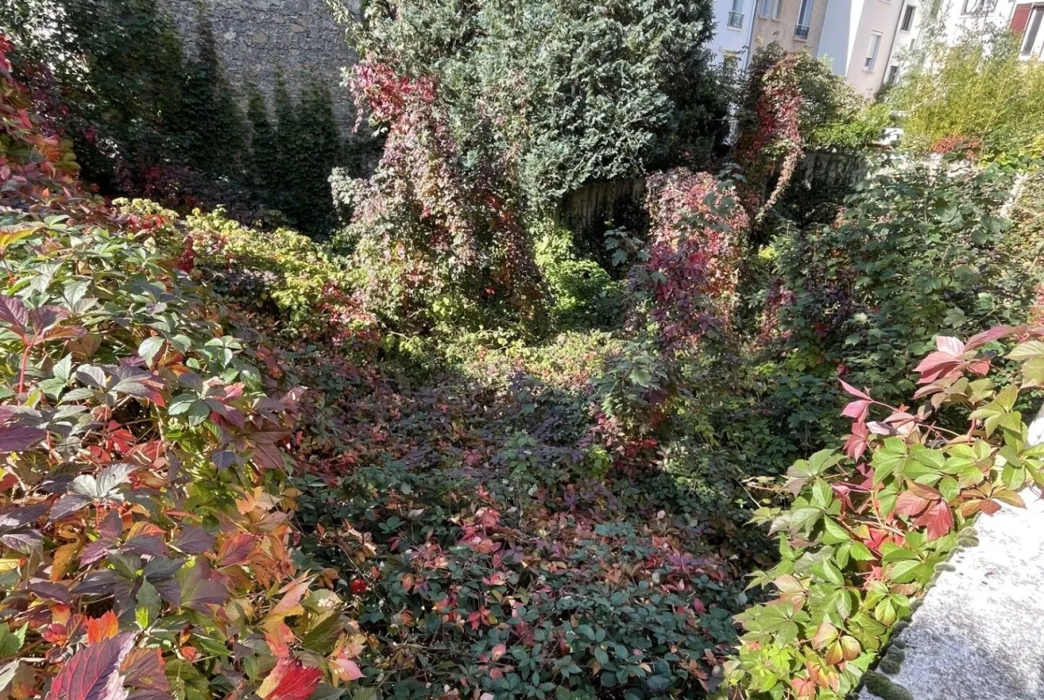 Terrain constructible de 261 m² à Vichy, proche parcs et CAVILAM 