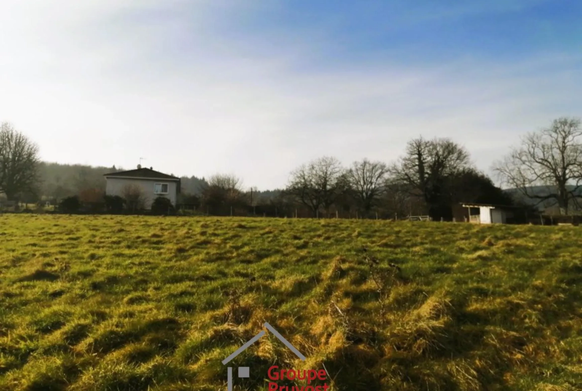 Terrain constructible de 2 376 m² avec vue dégagée à Monsols 