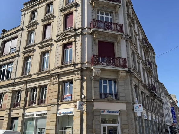 Appartement lumineux de 138 m² en centre-ville d'Épinal avec balcon et cave
