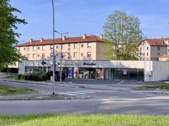 Local d'activité à Firminy de 82 m² avec parking disponible