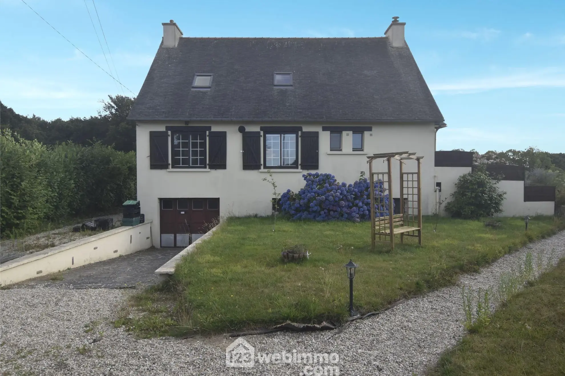 Maison moderne avec piscine et grand jardin à Plouaret - 132m² 