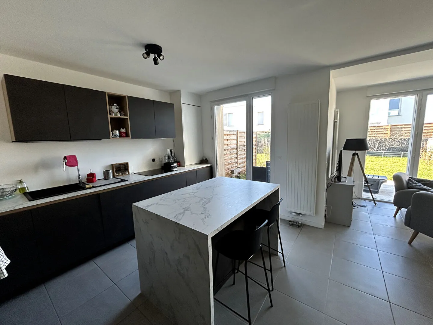 Maison récente à Bonson avec 4 chambres, terrasse et faibles dépenses énergétiques 