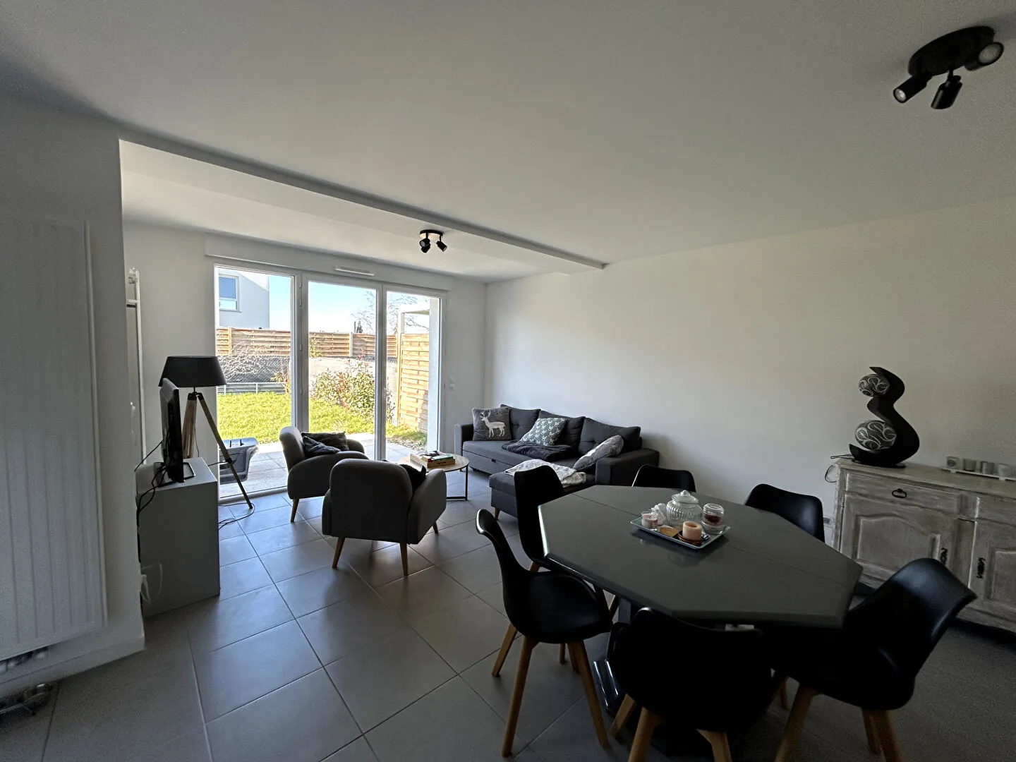 Maison récente à Bonson avec 4 chambres, terrasse et faibles dépenses énergétiques 