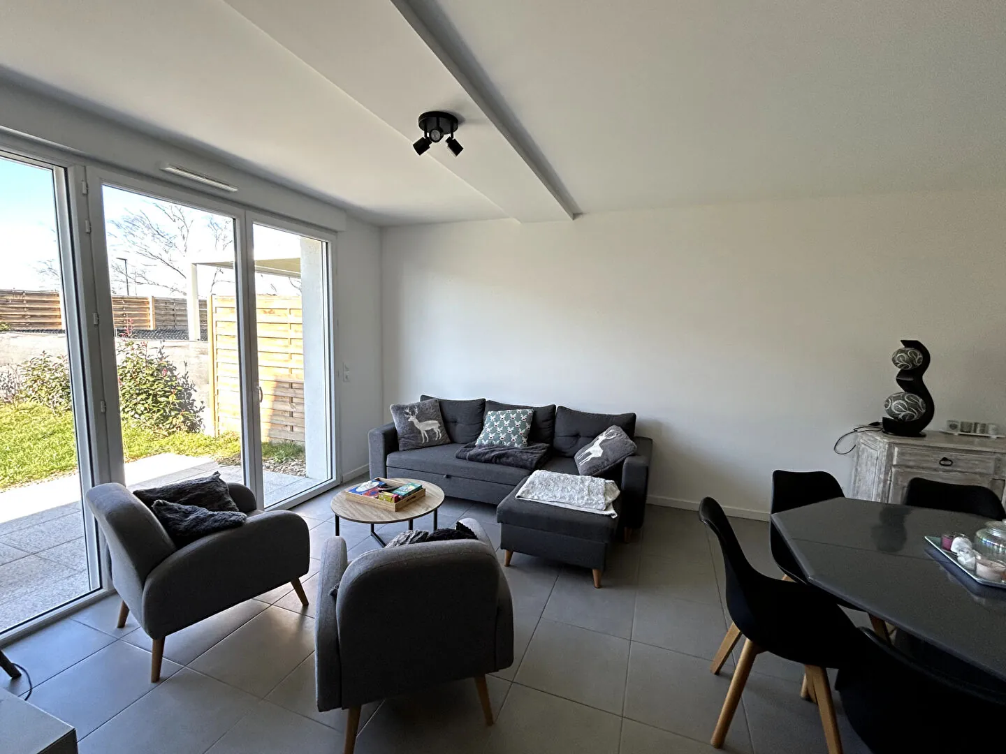Maison récente à Bonson avec 4 chambres, terrasse et faibles dépenses énergétiques 