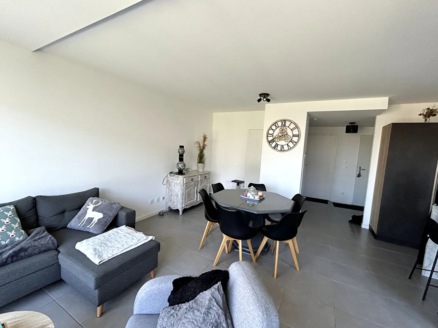 Maison récente à Bonson avec 4 chambres, terrasse et faibles dépenses énergétiques 