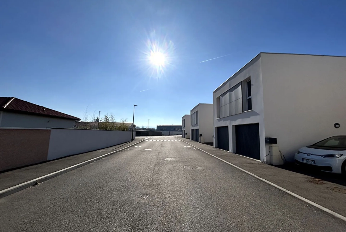 Maison récente à Bonson avec 4 chambres, terrasse et faibles dépenses énergétiques 