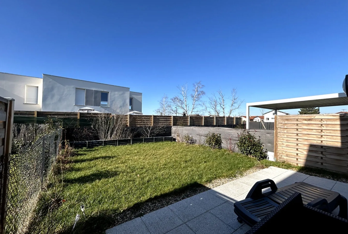 Maison récente à Bonson avec 4 chambres, terrasse et faibles dépenses énergétiques 