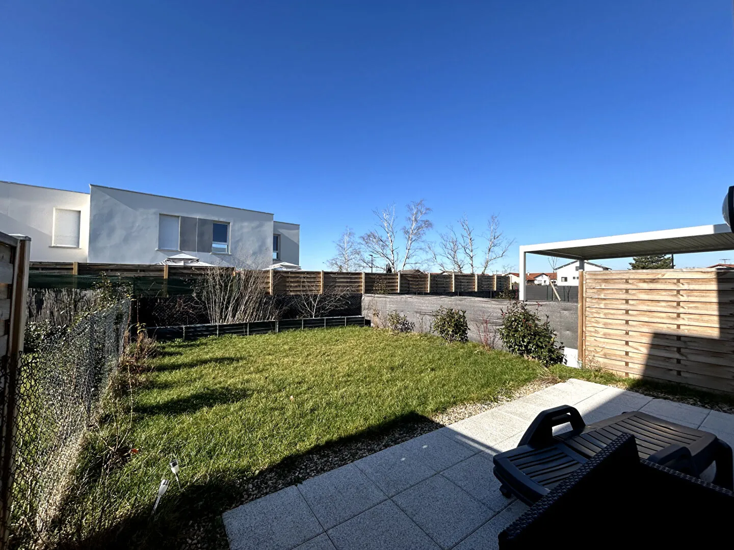 Maison récente à Bonson avec 4 chambres, terrasse et faibles dépenses énergétiques 
