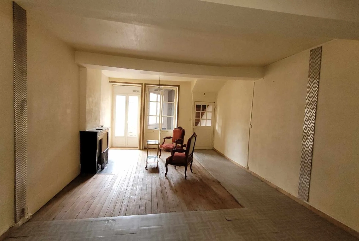 Maison de ville à vendre à Marcigny avec garage et potentiel d'aménagement 