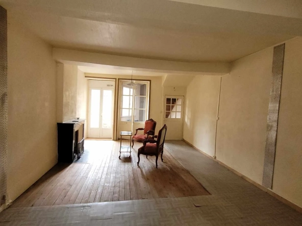 Maison de ville à vendre à Marcigny avec garage et potentiel d'aménagement