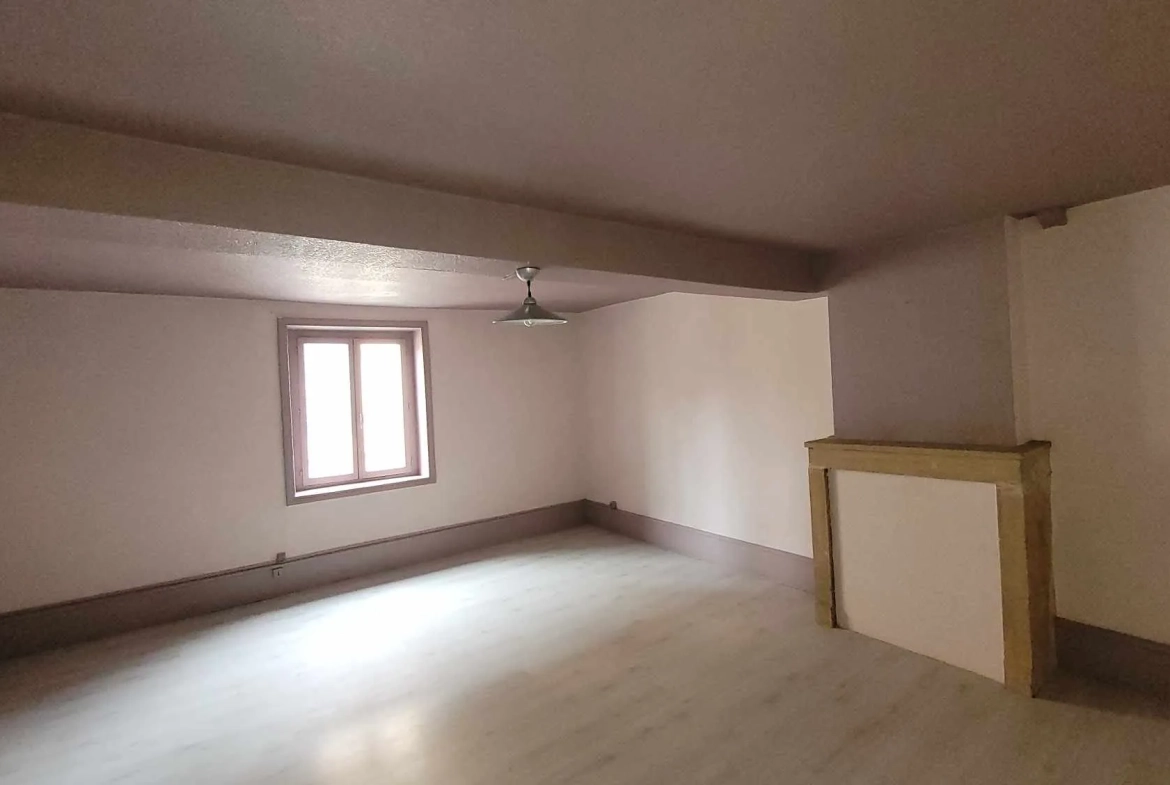 Maison de ville à vendre à Marcigny avec garage et potentiel d'aménagement 