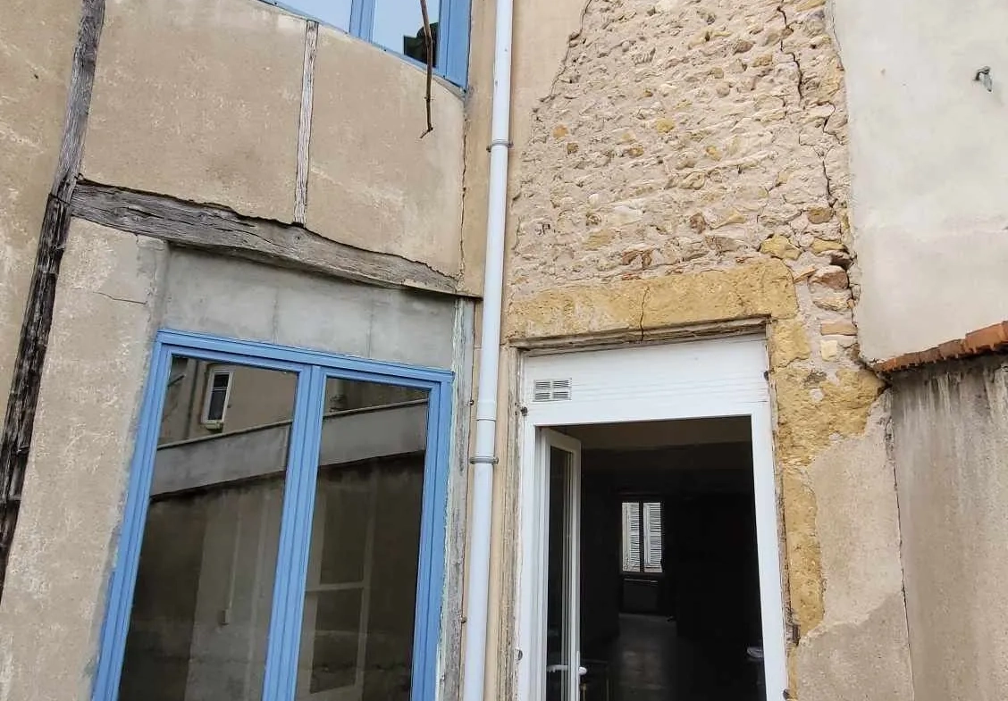 Maison de ville à vendre à Marcigny avec garage et potentiel d'aménagement 