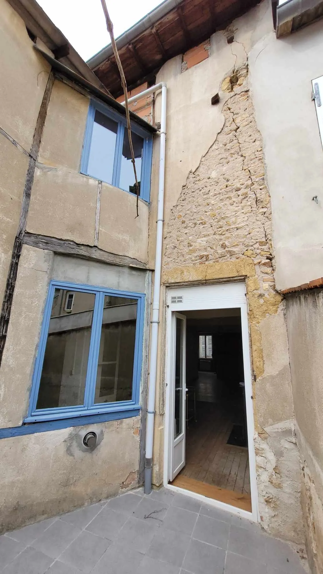 Maison de ville à vendre à Marcigny avec garage et potentiel d'aménagement 