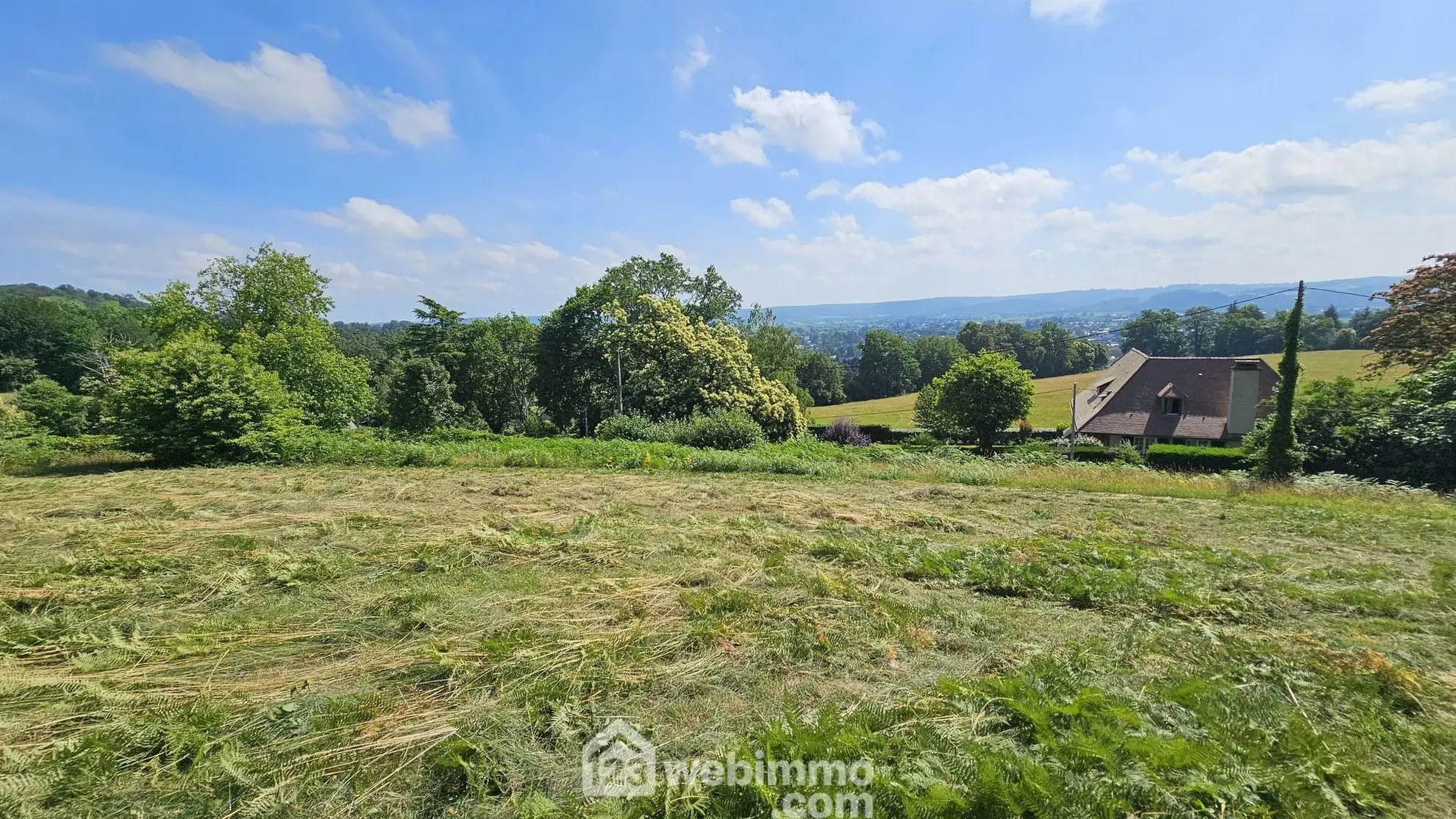 Terrain constructible de 1600 m² à Nay avec vue dégagée 