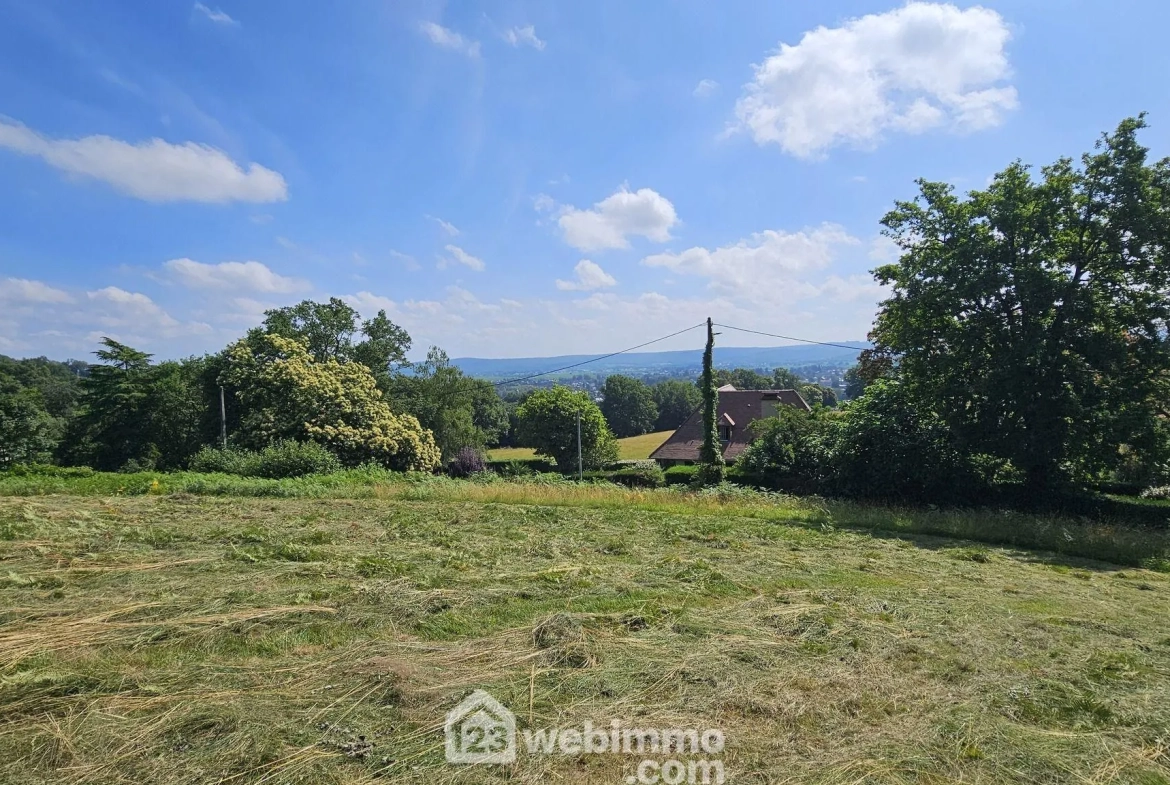 Terrain constructible de 1600 m² à Nay avec vue dégagée 