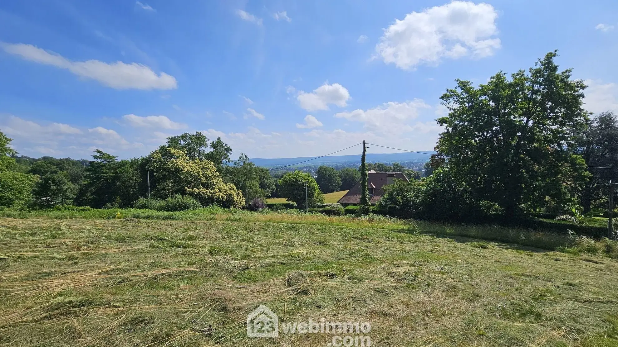 Terrain constructible de 1600 m² à Nay avec vue dégagée 