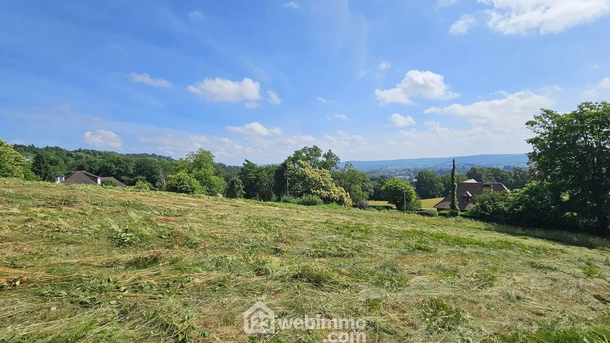 Terrain constructible de 1600 m² à Nay avec vue dégagée 