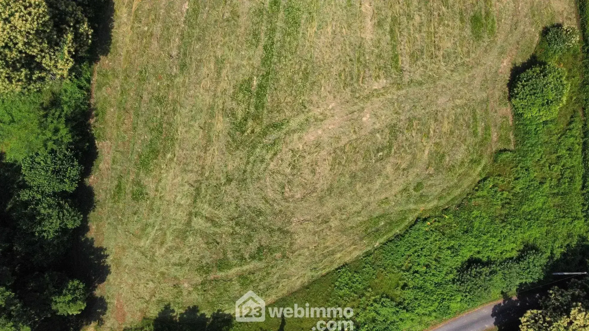 Terrain constructible de 1600 m² à Nay avec vue dégagée 