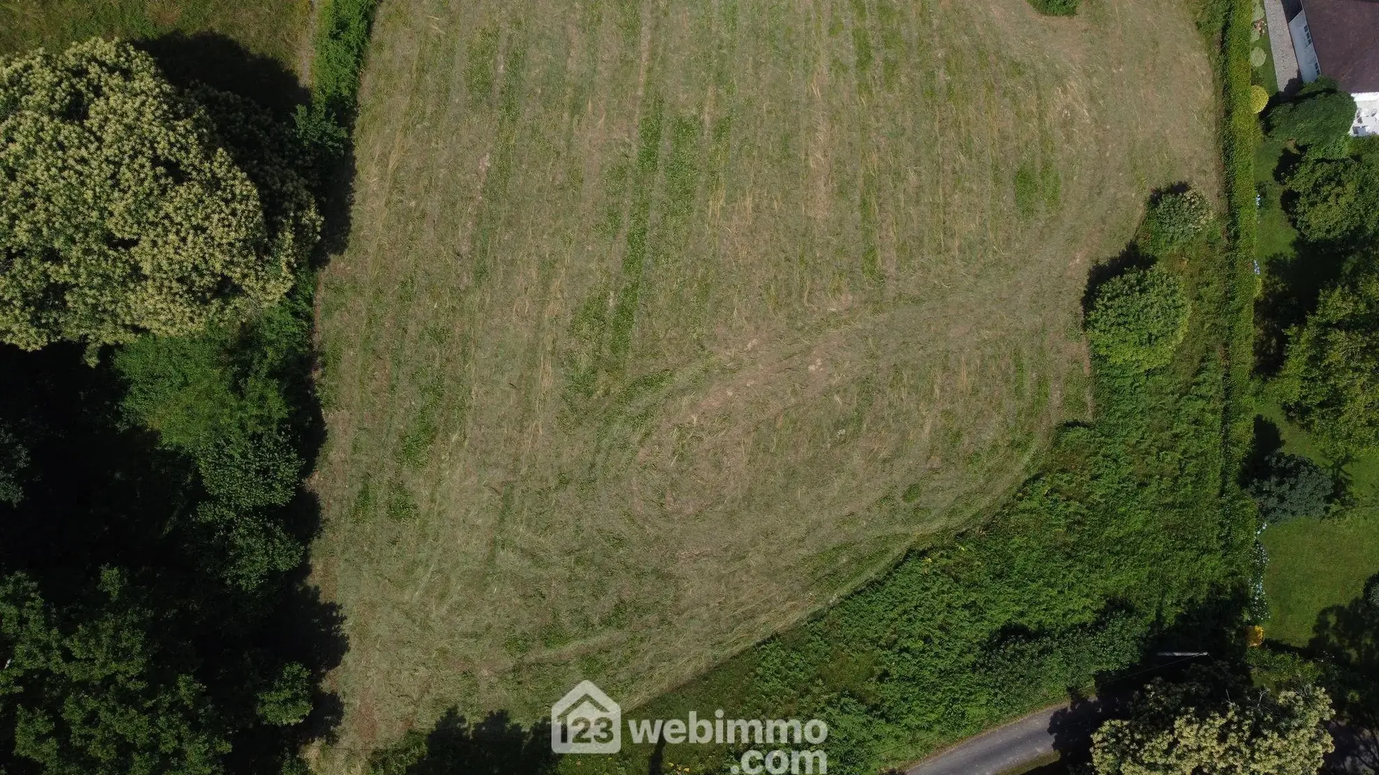 Terrain constructible de 1600 m² à Nay avec vue dégagée 