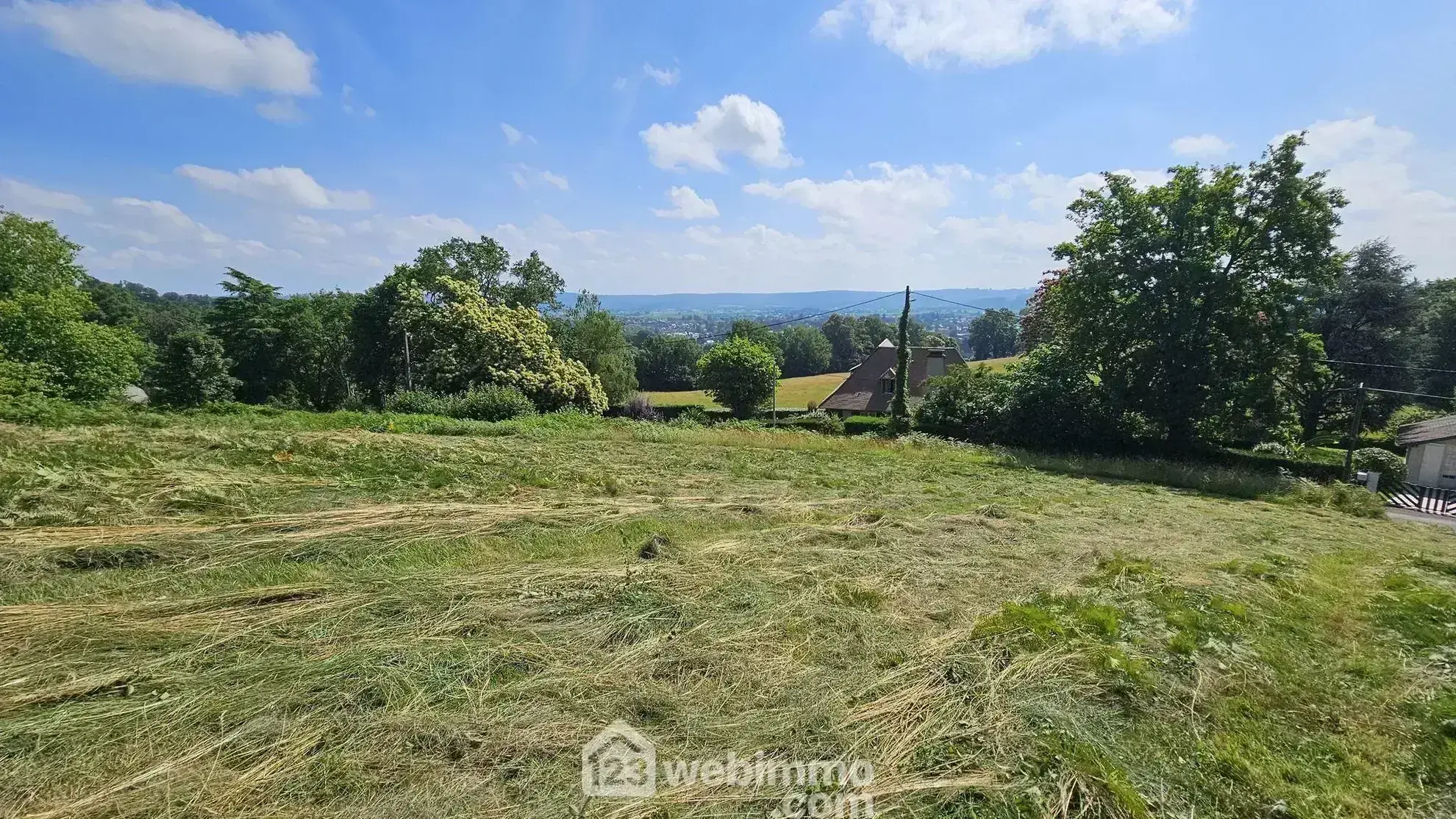 Terrain constructible de 1600 m² à Nay avec vue dégagée 