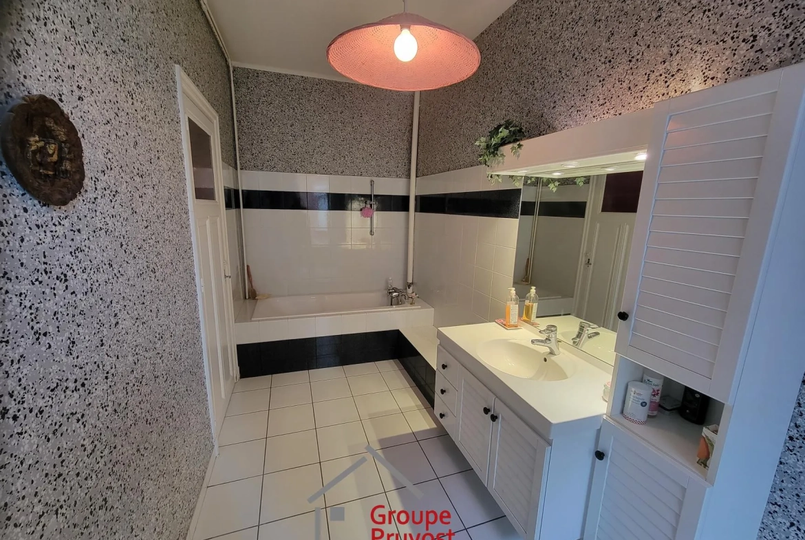 Appartement lumineux de 134 m² à Roanne avec garage et cave - Centre-ville 