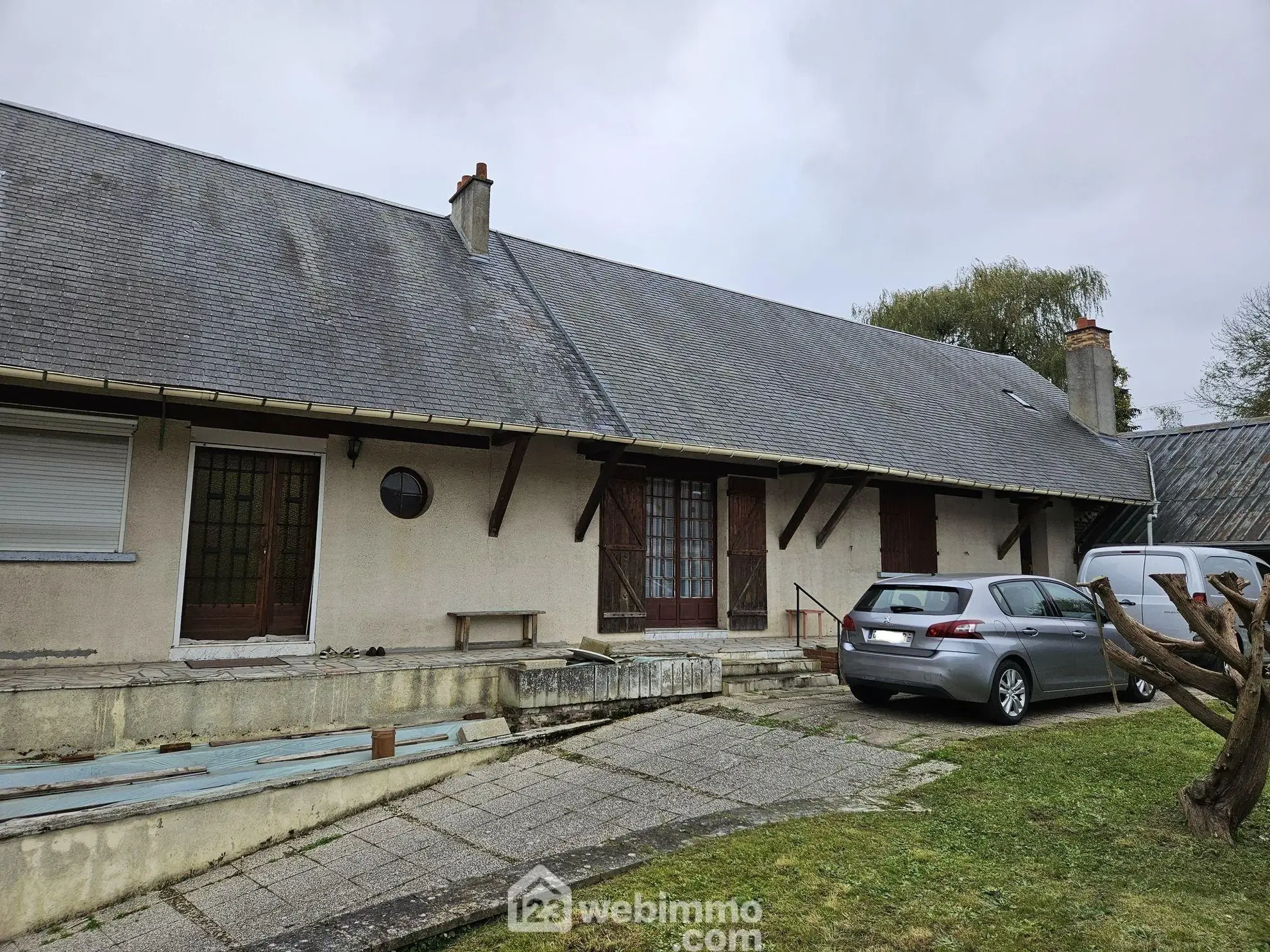 Longère en briques et ardoises avec 2 chambres, garage et véranda près de Noyon 