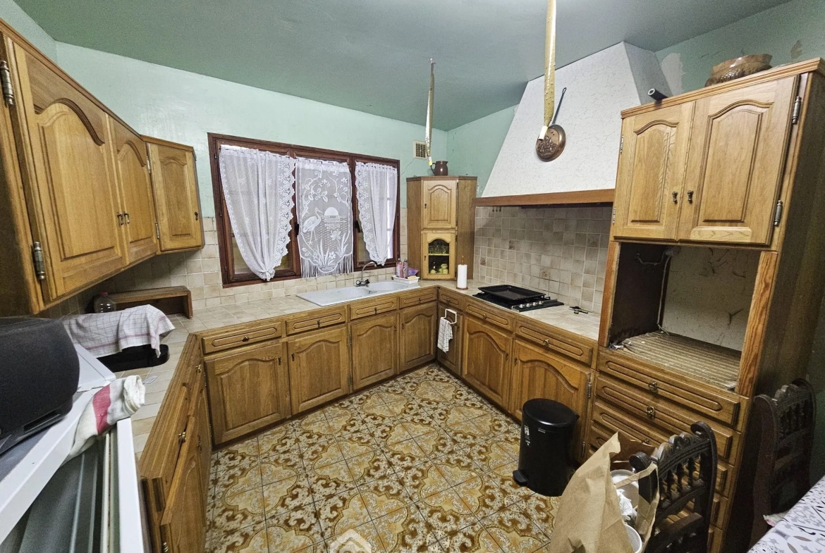 Longère en briques et ardoises avec 2 chambres, garage et véranda près de Noyon 