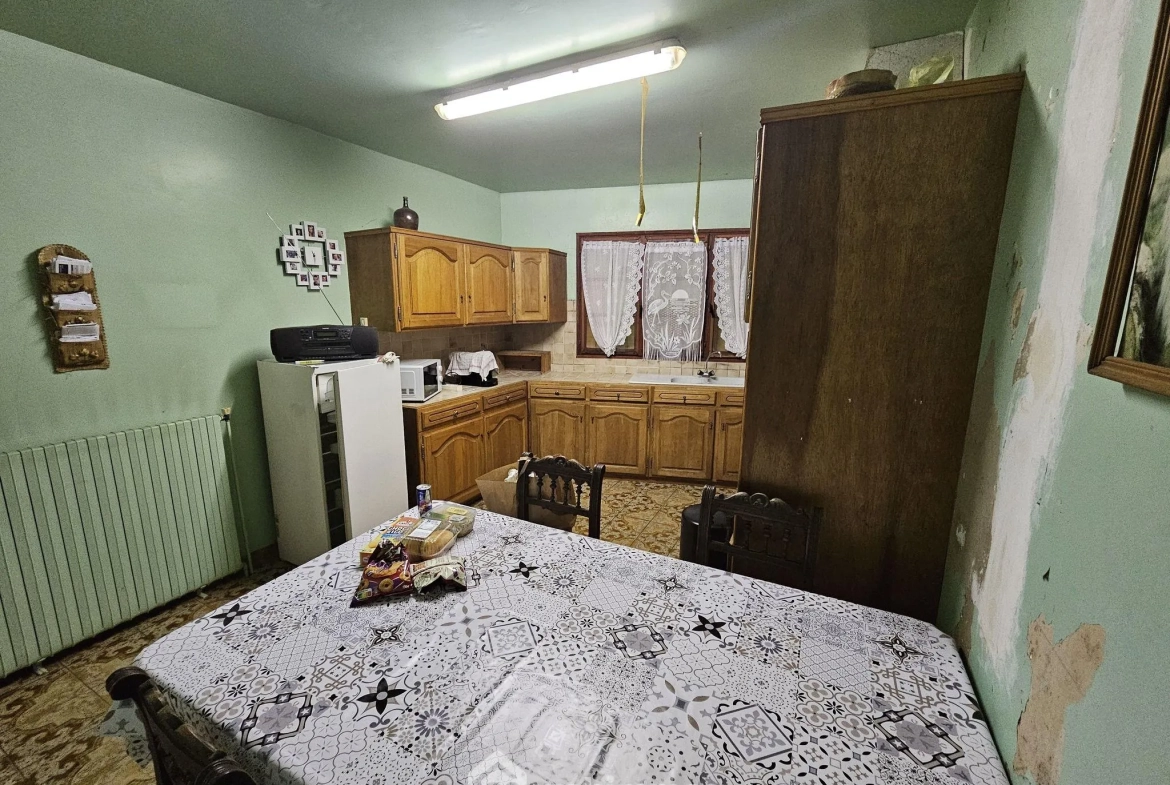 Longère en briques et ardoises avec 2 chambres, garage et véranda près de Noyon 