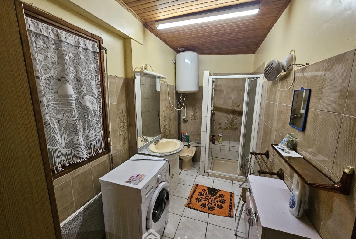 Longère en briques et ardoises avec 2 chambres, garage et véranda près de Noyon 