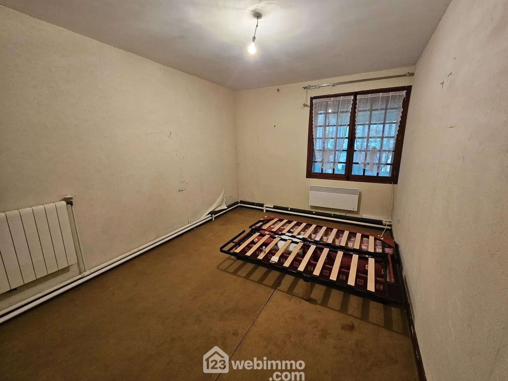 Longère en briques et ardoises avec 2 chambres, garage et véranda près de Noyon 