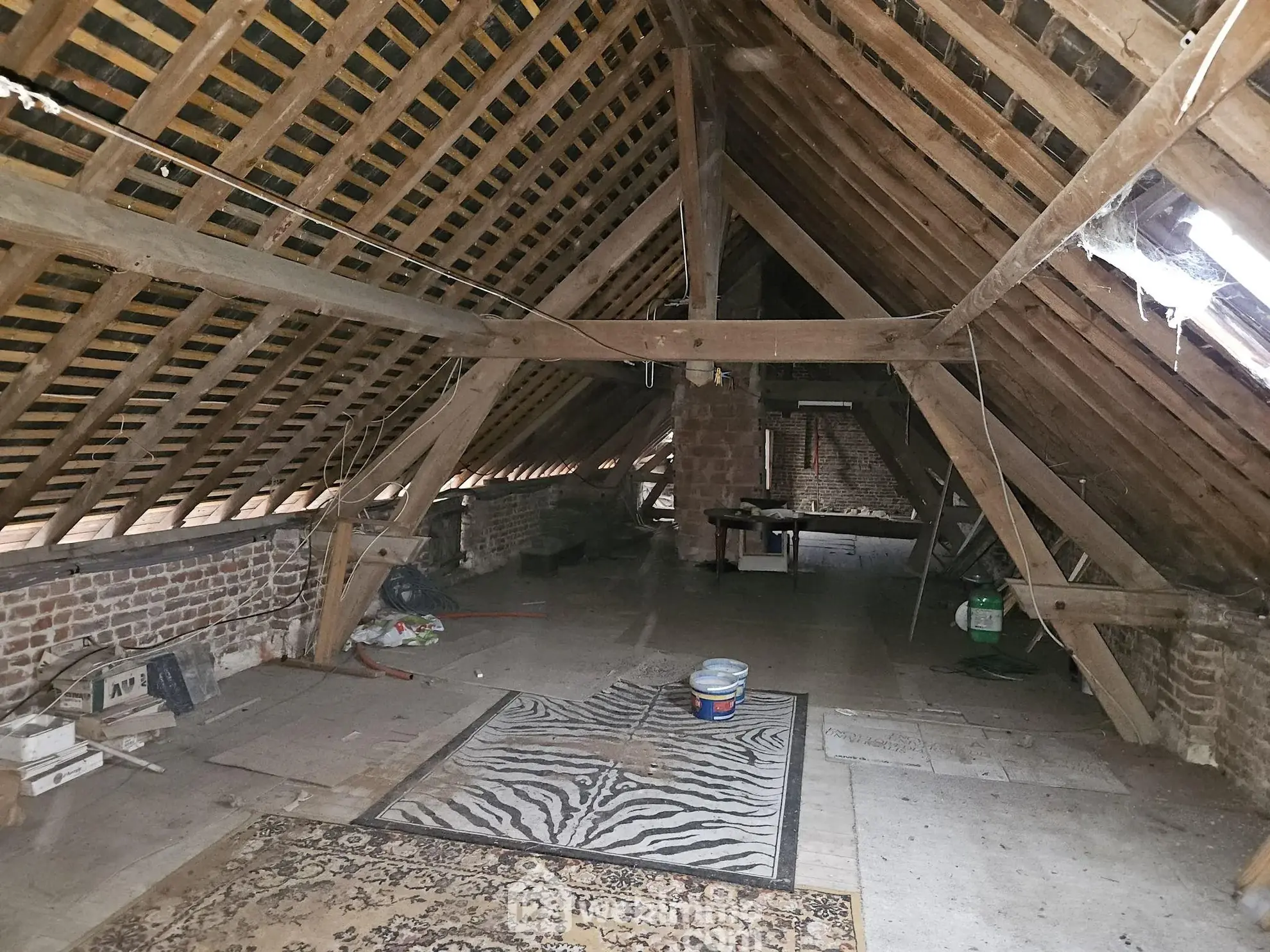 Longère en briques et ardoises avec 2 chambres, garage et véranda près de Noyon 